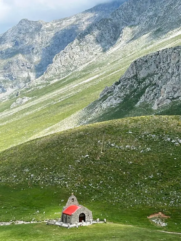 Ermita de Áliva (или Santuca de Áliva) — это маленькая уединенная каменная часовня, которая попадется по пути спуска с горы