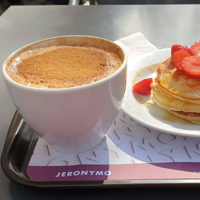 Кофе и блинчики в кафе "Jeronymo", Лиссабон