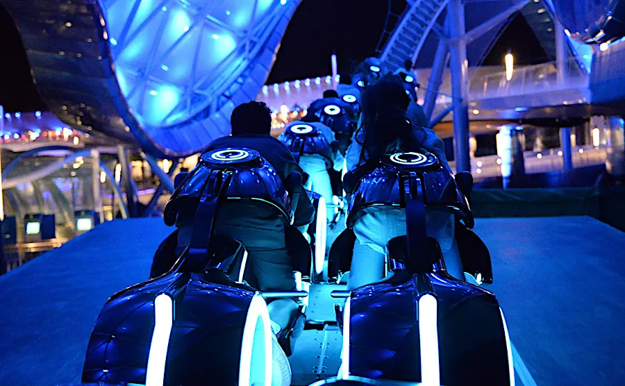Аттракцион TRON Lightcycle Power Run в Диснейленде Шанхая