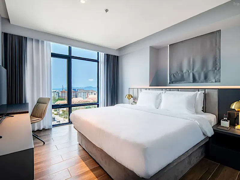 Интерьер спальни в апартаментах "Two Bedroom Deluxe Suite", район Пратумнак, Паттайя